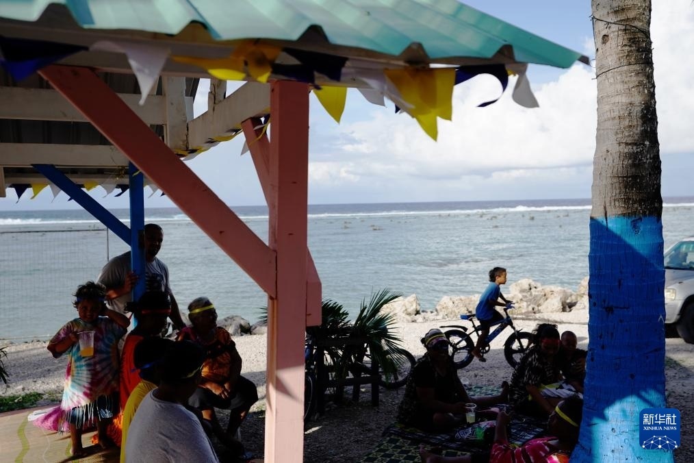 1月20日，當?shù)厝嗽阼斠惶幒┬蓍e娛樂。新華社記者 王申 攝