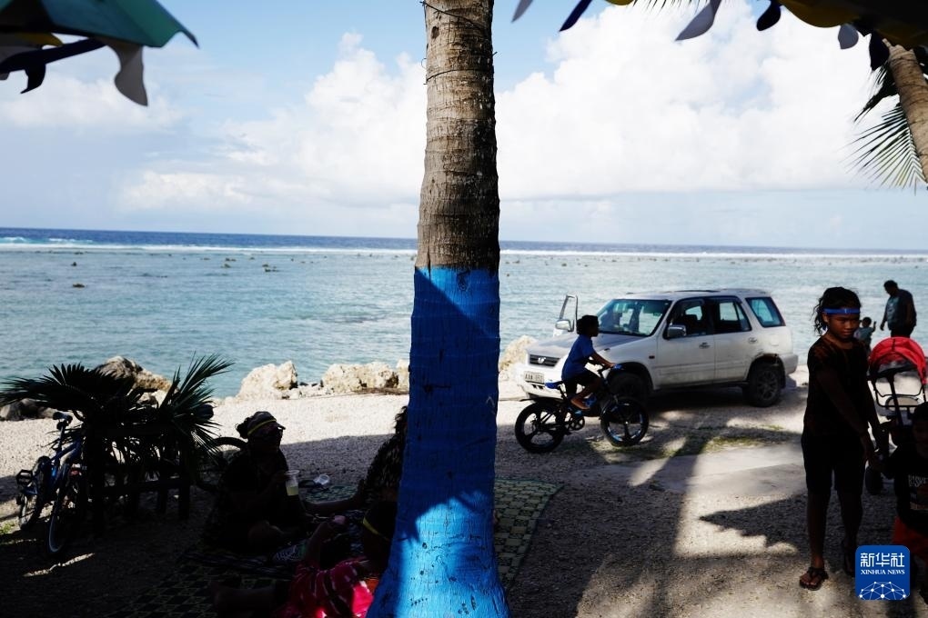 1月20日，當?shù)厝嗽阼斠惶幒┬蓍e娛樂。新華社記者 王申 攝