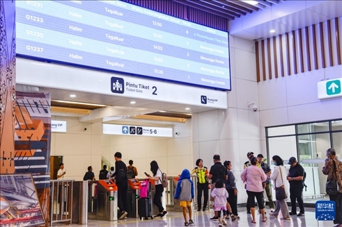 1月24日，在印度尼西亞雅加達(dá)哈利姆站候車大廳，乘客刷票前往站臺(tái)。新華社記者 徐欽 攝