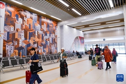 1月24日，在印度尼西亞雅加達(dá)哈利姆站，乘客在候車大廳內(nèi)行走。新華社記者 徐欽 攝