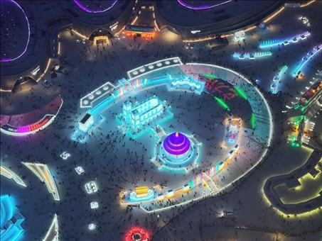 這是2023年12月27日在哈爾濱冰雪大世界拍攝的以巴黎圣母院和北京天壇為核心的冰建景觀群。