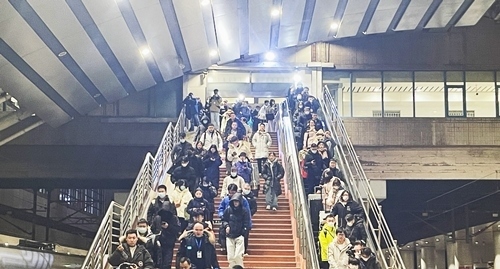 2024年鐵路春運(yùn)今日啟動，旅客進(jìn)入站臺準(zhǔn)備乘車。人民網(wǎng)記者 喬雪峰攝