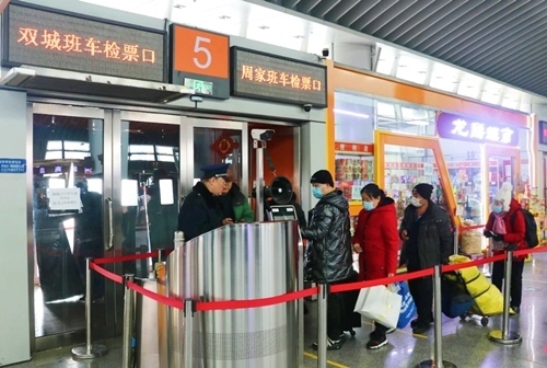 哈西公路客運(yùn)站內(nèi)旅客檢票排隊上車。黑龍江省交通運(yùn)輸廳供圖