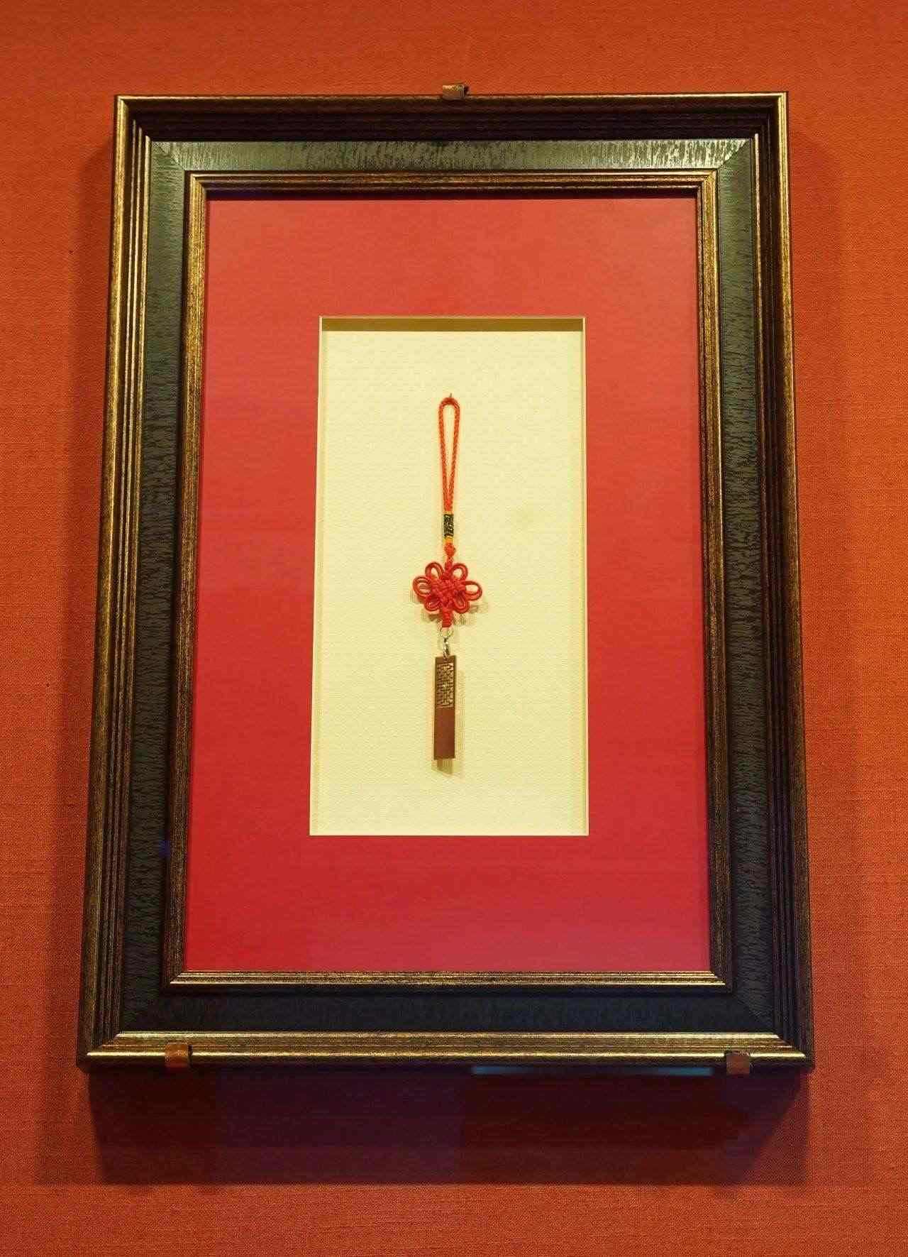 2017年5月，時任肯尼亞總統(tǒng)烏胡魯·肯雅塔贈送習(xí)近平主席的蒙內(nèi)鐵路紀(jì)念U盤。