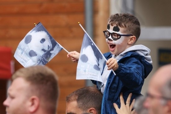  2023年7月26日，在法國圣艾尼昂市博瓦勒野生動物園外，一名兒童等待送別熊貓“圓夢”。新華社記者 高靜 攝