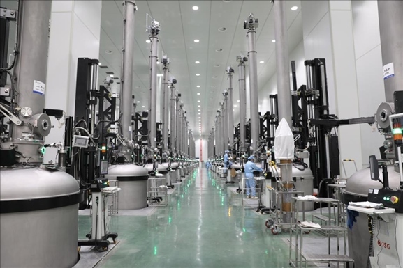 曲靖經(jīng)開(kāi)區(qū)晶澳太陽(yáng)能生產(chǎn)車(chē)間場(chǎng)景。 葉倬瑋攝