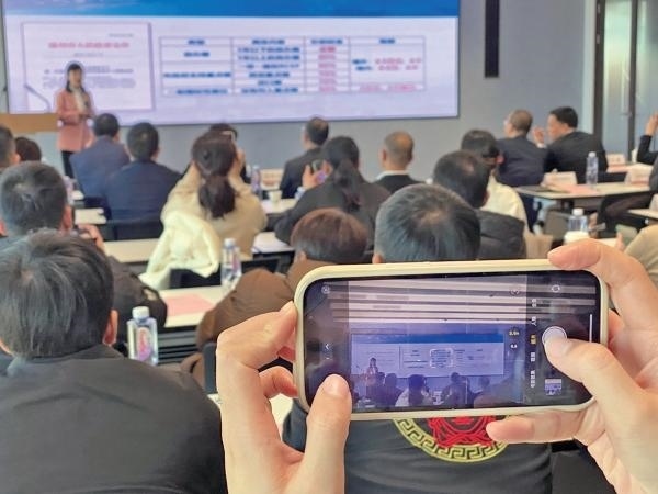 1月2日，“百團(tuán)千企出海拓市場增訂單”行動啟動。蔣文廣 攝