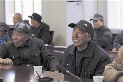  圖③：農(nóng)民工臉上洋溢著笑容。