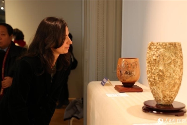 嘉賓和公眾參觀“絲路瓷行”——中國景德鎮(zhèn)陶瓷文化特展。人民網(wǎng)記者 尚凱元攝