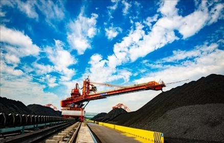 國家能源集團黃驊港煤堆場堆料機正在作業(yè)。受訪者供圖