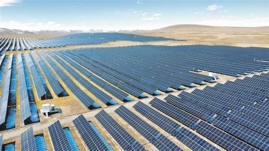 西藏華電色尼區(qū)12萬千瓦光伏發(fā)電項目電力保供項目航拍。趙書彬攝