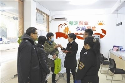  圖③：調(diào)解后，法官現(xiàn)場(chǎng)向當(dāng)事人做釋法析理工作。