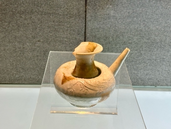 德化縣陶瓷博物館收藏的龍紋軍持。人民網(wǎng)記者 金慧慧攝