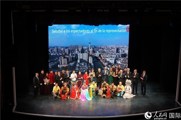 圖為王衛(wèi)大使與蒙迪諾外長等嘉賓登臺祝賀。人民網(wǎng)記者 許放攝