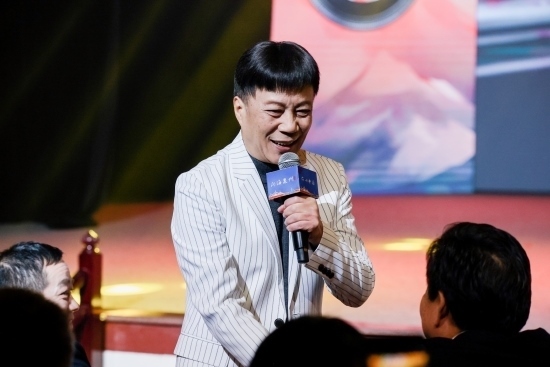 “何以中國(guó)·向海泉州”網(wǎng)絡(luò)主題活動(dòng)現(xiàn)場(chǎng)，陳百潭演出時(shí)與觀眾互動(dòng)。泉州廣播電視臺(tái)供圖