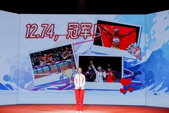 “何以中國·向海泉州”網(wǎng)絡(luò)主題活動(dòng)現(xiàn)場，林雨薇講述奪冠經(jīng)歷。泉州廣播電視臺(tái)供圖