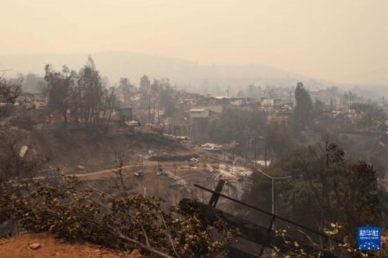 這是2月3日在智利瓦爾帕萊索大區(qū)比尼亞德爾馬市拍攝的在森林火災(zāi)中燒毀的房屋。新華社發(fā)