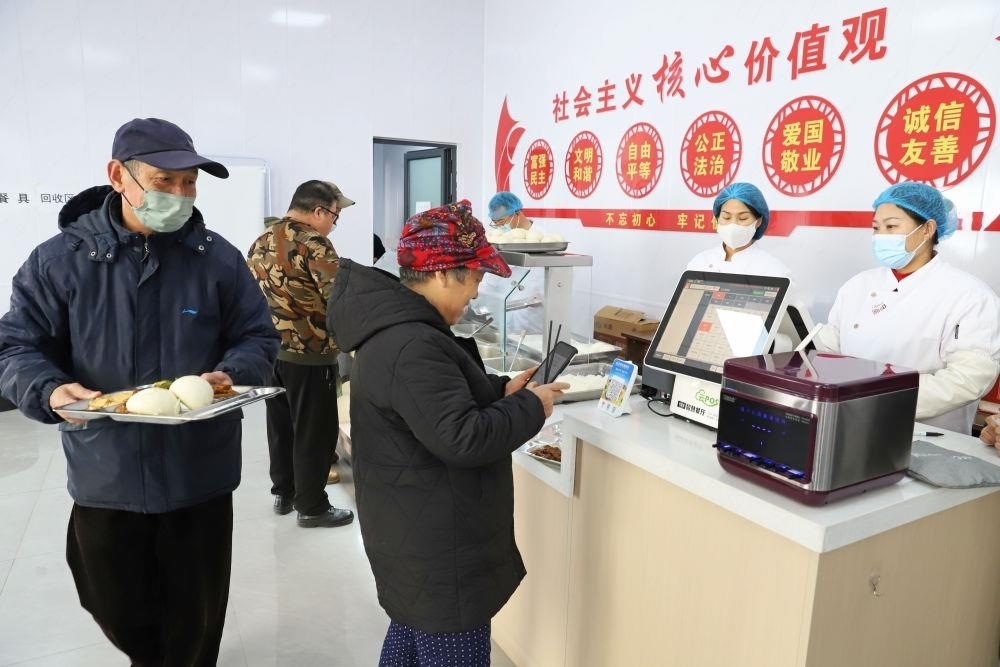 △2024年2月1日，市民在河北涿州市雙塔街道永濟(jì)秀園小區(qū)便民食堂內(nèi)購(gòu)買午餐。