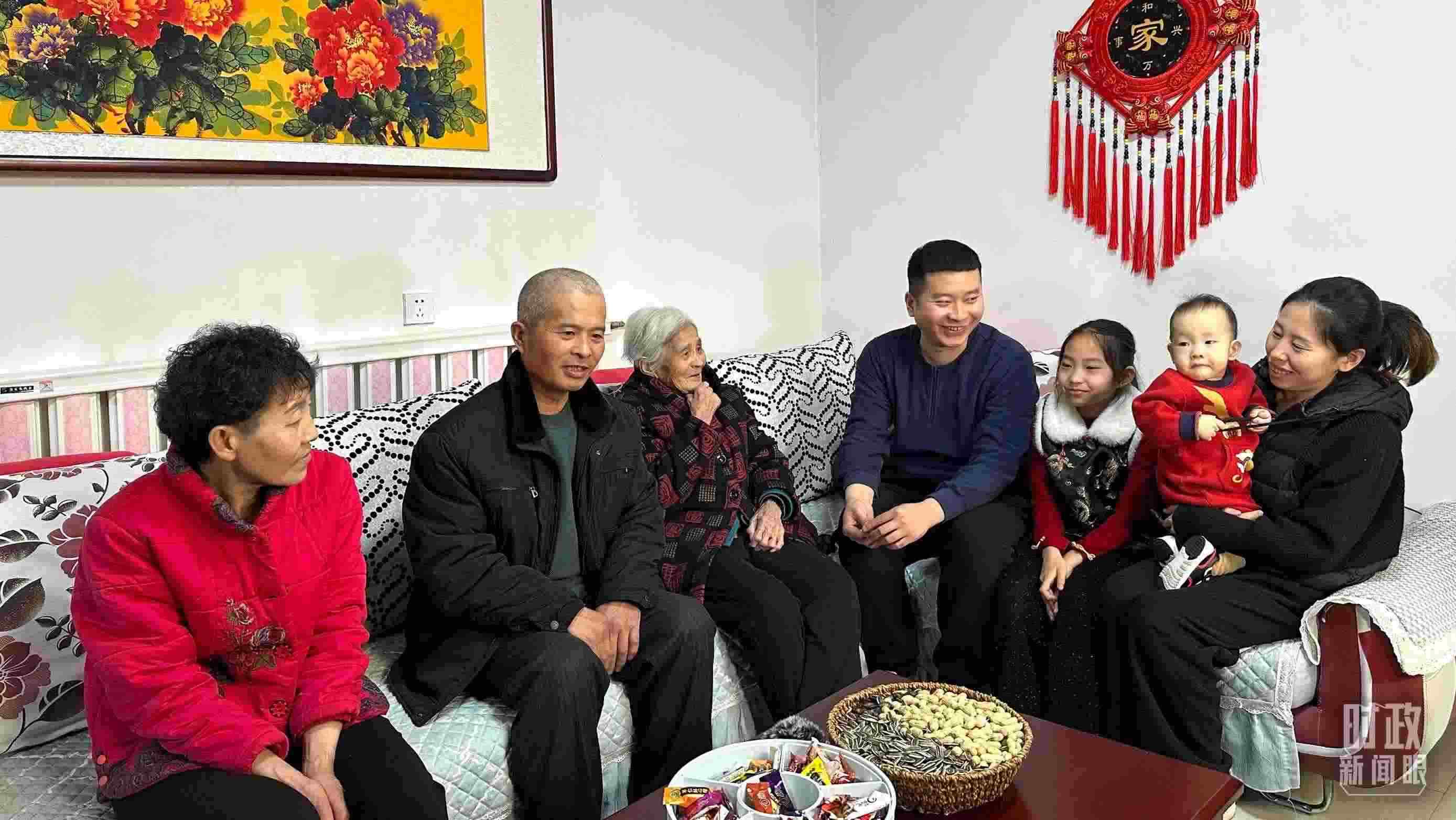 △第六埠村村民杜洪剛一家。（總臺央視記者趙化拍攝）