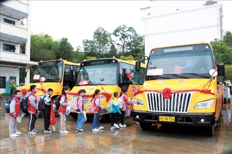 △2023年9月28日，湖北竹山縣校園直通車全域開通后，學(xué)生在有序排隊(duì)乘車。第二批主題教育開展后，竹山縣將實(shí)施農(nóng)村道路暢通工程作為為民辦實(shí)事的重要內(nèi)容。