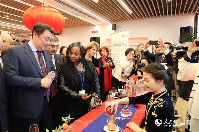 到訪嘉賓欣賞中國茶藝并品茶。 