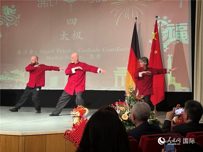 太極，表演者：Ingolf Peters、Gerlinde Gundlach、Markus Stüber