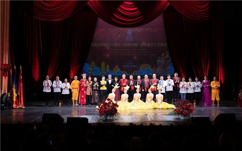 圖為韓大使、羅政府高官與泉州藝術(shù)團(tuán)演員合影。中國駐羅大使館文化處供圖。