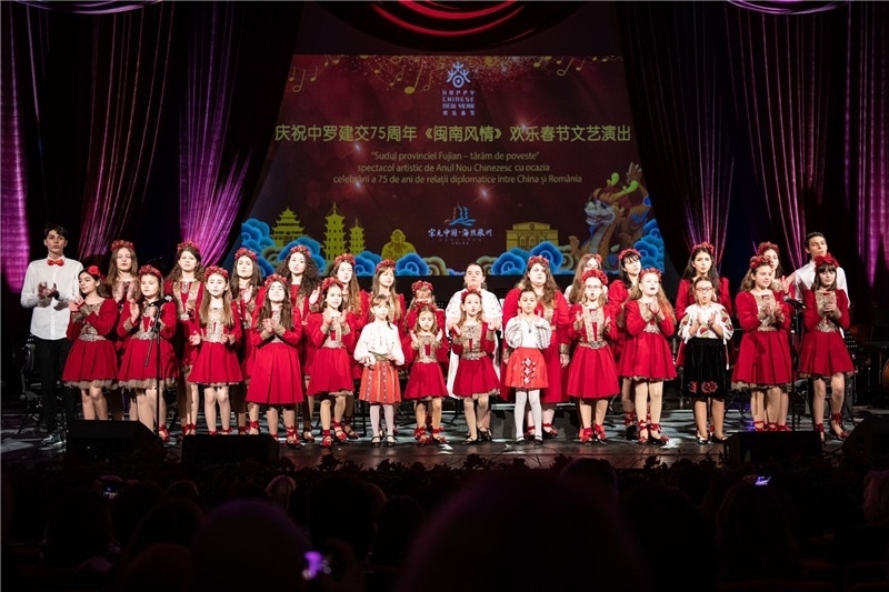 圖為羅小快板兒童合唱團(tuán)在演唱中文歌曲。 中國駐羅大使館文化處供圖。