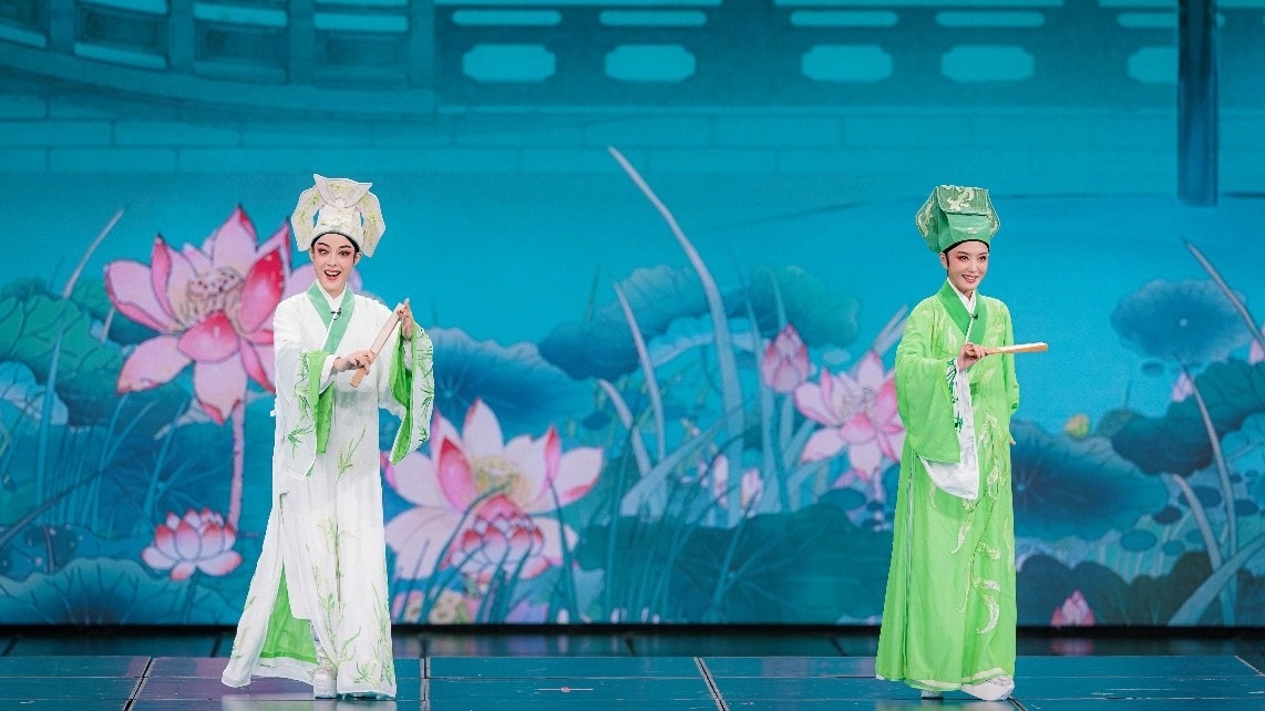 青年越劇演員陳麗君、李云霄彩排現(xiàn)場。主辦方供圖