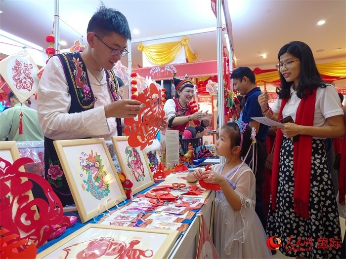 活動現(xiàn)場的剪紙展示。人民網(wǎng)記者 謝佳君攝