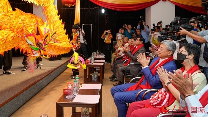 嘉賓觀看傳統(tǒng)舞龍表演。人民網(wǎng)記者 謝佳君攝