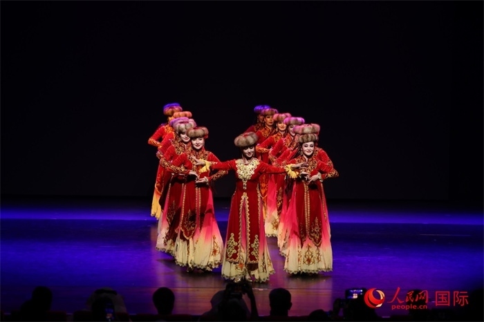 2日在阿聯(lián)酋迪拜舉行的大型音舞詩畫《新疆是個(gè)好地方》文藝演出。人民網(wǎng)記者任皓宇攝