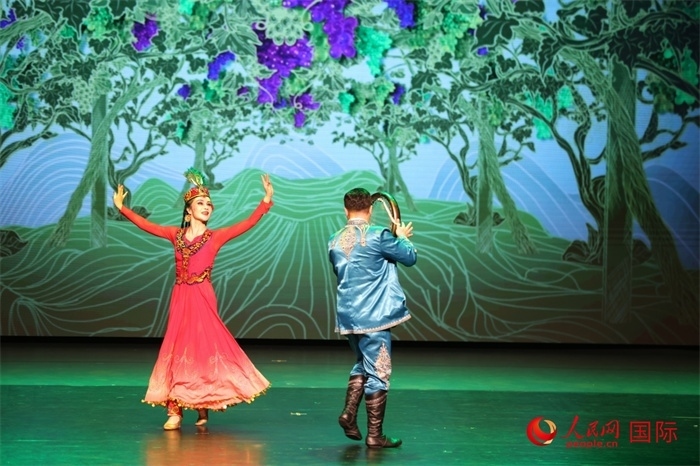 2日在阿聯(lián)酋迪拜舉行的大型音舞詩畫《新疆是個(gè)好地方》文藝演出。人民網(wǎng)記者 任皓宇攝