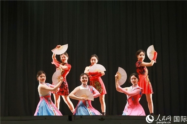 燈光秀匯演現(xiàn)場節(jié)目精彩紛呈。人民網(wǎng)記者 陳海琪攝