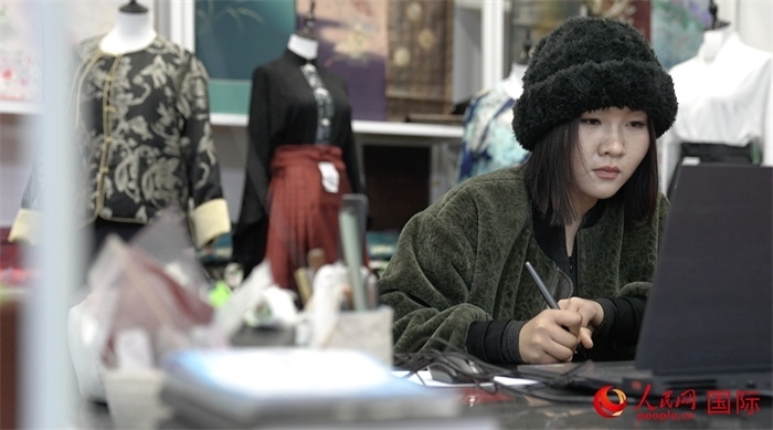 1月23日，在山東省菏澤市曹縣有愛云倉直播基地，張子晨正在設(shè)計(jì)漢服。 人民網(wǎng)記者 袁蒙攝