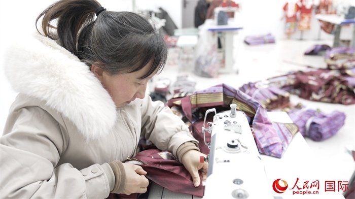 1月24日，在山東省菏澤市曹縣大集鎮(zhèn)云牧服飾有限公司，高燕正在縫制馬面裙。 人民網(wǎng)記者 袁蒙攝