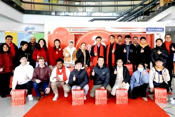 天津大學(xué)同學(xué)們收到新春大禮包。校方供圖