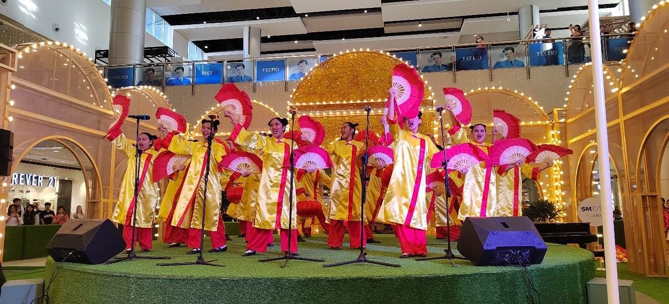 開(kāi)幕式上活力四射的文藝節(jié)目引得觀眾陣陣喝彩。紅溪禮示大學(xué)孔子學(xué)院 供圖