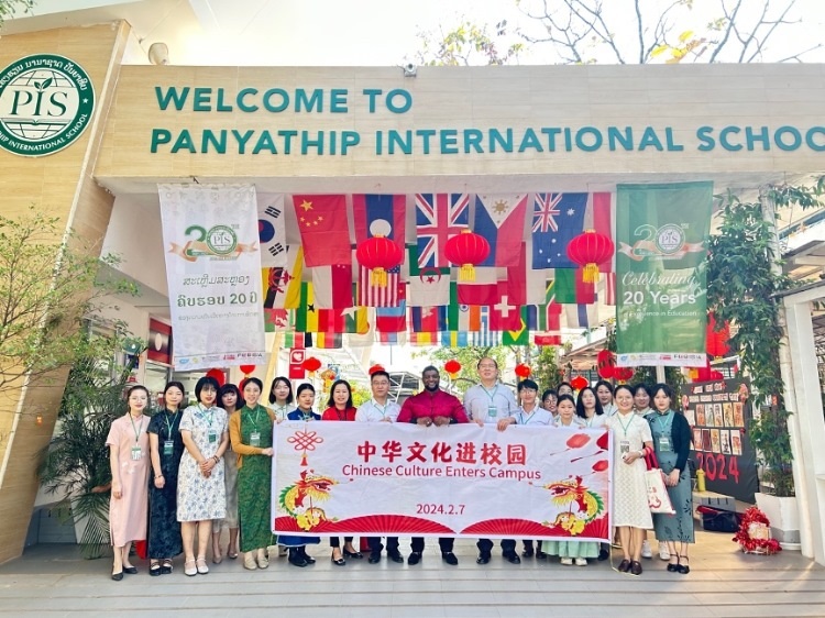 駐老撾使館政治處主任杜長青與白云碧國際學校校方、參會志愿者教師合影?；顒又鬓k方供圖