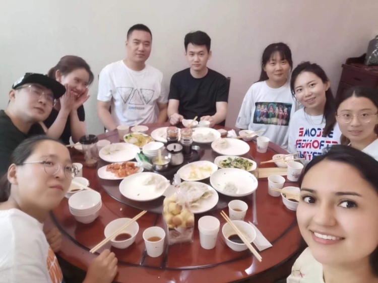 保拉與中國朋友在一起。圖片由受訪者提供