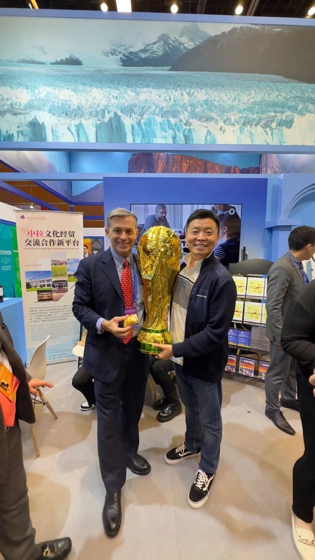 2022年，馬克西米與同事在上海。圖片由受訪者提供