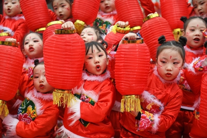 1月18日，四川省閬中市閬中古城，民間藝人和文藝工作者在表演節(jié)目歡度臘八節(jié)，喜迎農(nóng)歷新年。這是參演的小朋友在表演。新華社發(fā)（王玉貴 攝）