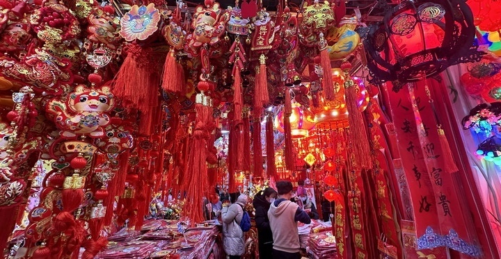 1月19日，市民在北京一商場內選購春節(jié)裝飾品。新華社記者李欣攝