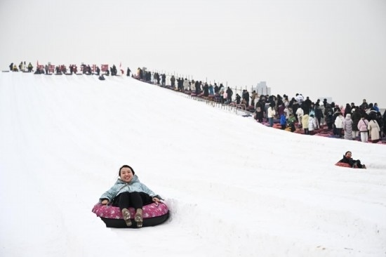 圖為1月18日，市民在內(nèi)蒙古賽馬場(chǎng)滑雪圈。新華社記者 貝赫 攝