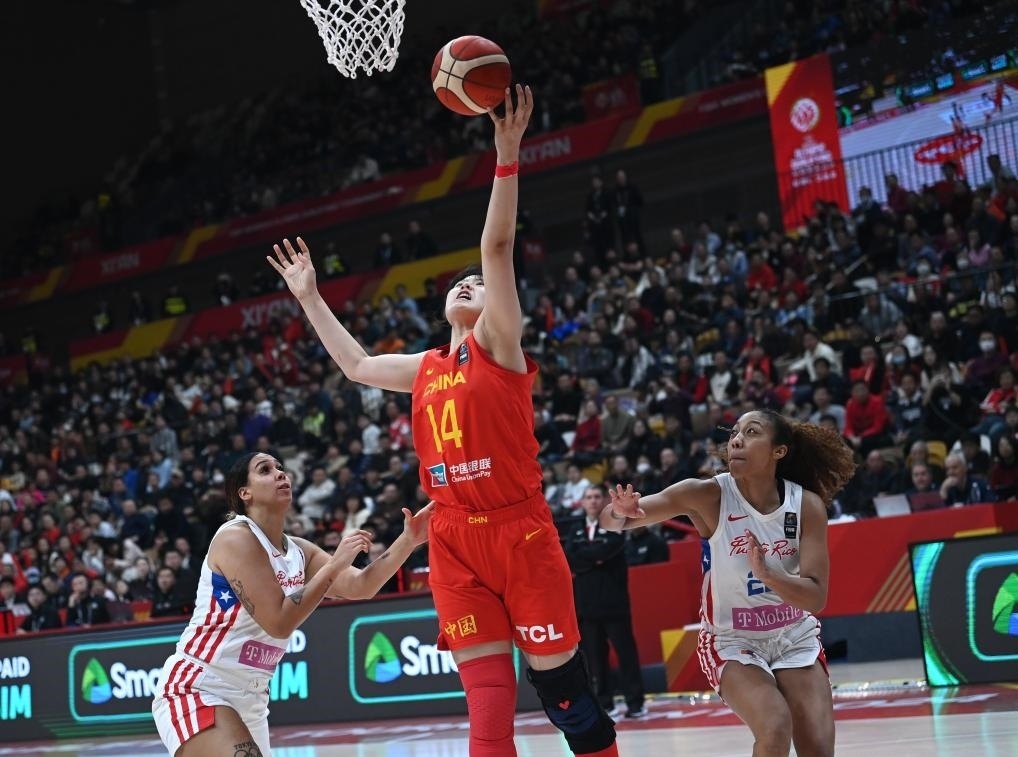 2月11日，中國(guó)隊(duì)球員李月汝（中）在比賽中上籃。新華社記者 李一博 攝