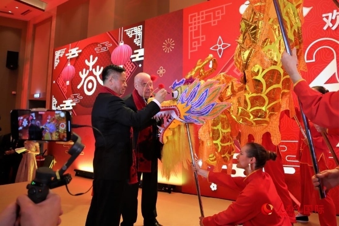 張漢暉（左）、施威特科（右）共同為彩龍點睛。于子恒攝