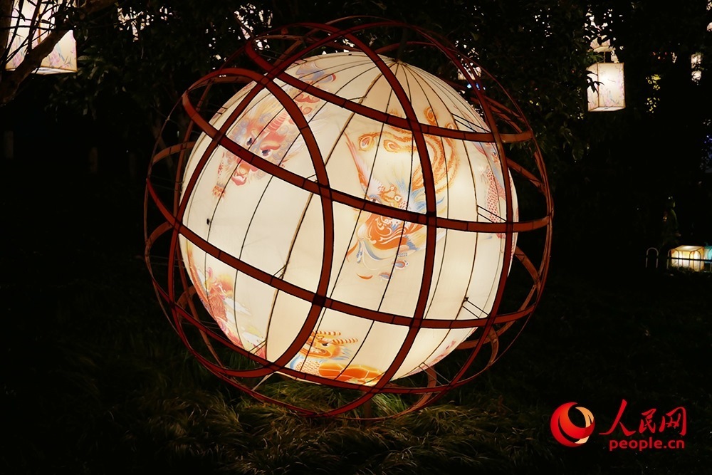 白鷺洲公園展出的燈彩作品。人民網(wǎng)記者 韋衍行攝