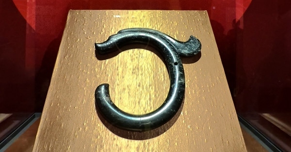 紅山文化C形玉龍。人民網(wǎng)記者 韋衍行攝