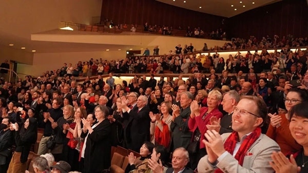 中德觀眾觀看中央民族樂團“”天地永樂·中國節(jié)“”音樂會。中國駐德國大使館供圖