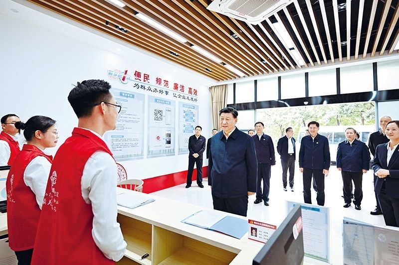 2023年12月14日至15日，中共中央總書記、國(guó)家主席、中央軍委主席習(xí)近平在廣西考察。這是14日上午，習(xí)近平在南寧市良慶區(qū)蟠龍社區(qū)黨群服務(wù)中心考察。 新華社記者 燕雁/攝